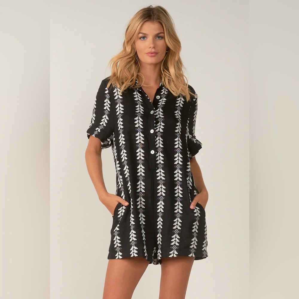 NWT Elan Black and White Arrow Romper sz L